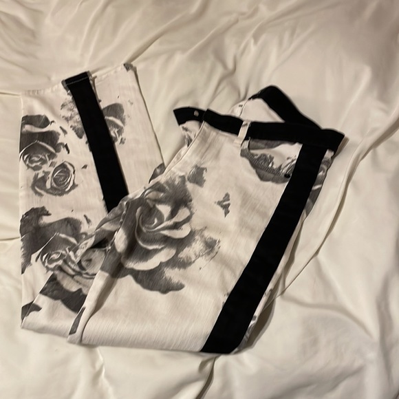 Hudson Leo Super Skinny Crop. Size 28. - Picture 2 of 6